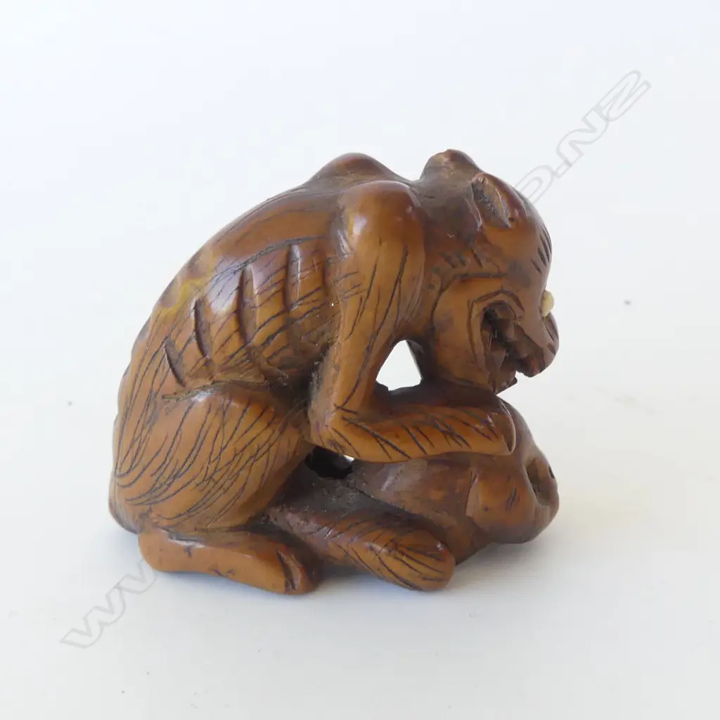 JAPANESE CARVED WOOD NETSUKE wolf w. skull SIGNED H.36mm Image 1++