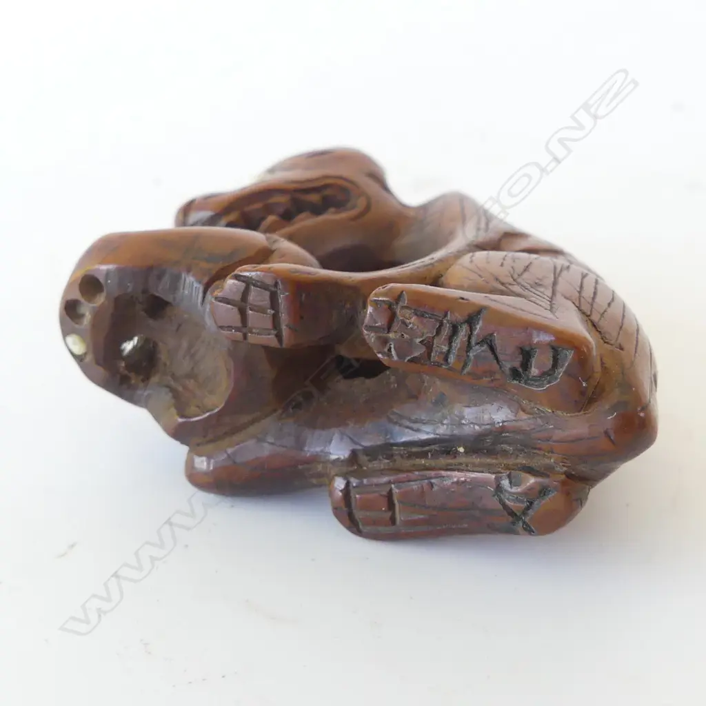 JAPANESE CARVED WOOD NETSUKE wolf w. skull SIGNED H.36mm Image 1++