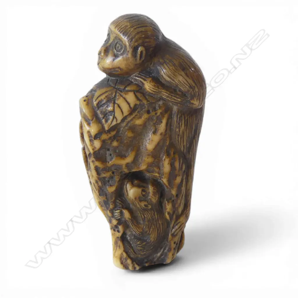 JAPANESE CARVED STAINED HORN? NETSUKE/OKIMONO group of three monkeys UNSIGNED H.65mm Image 1++