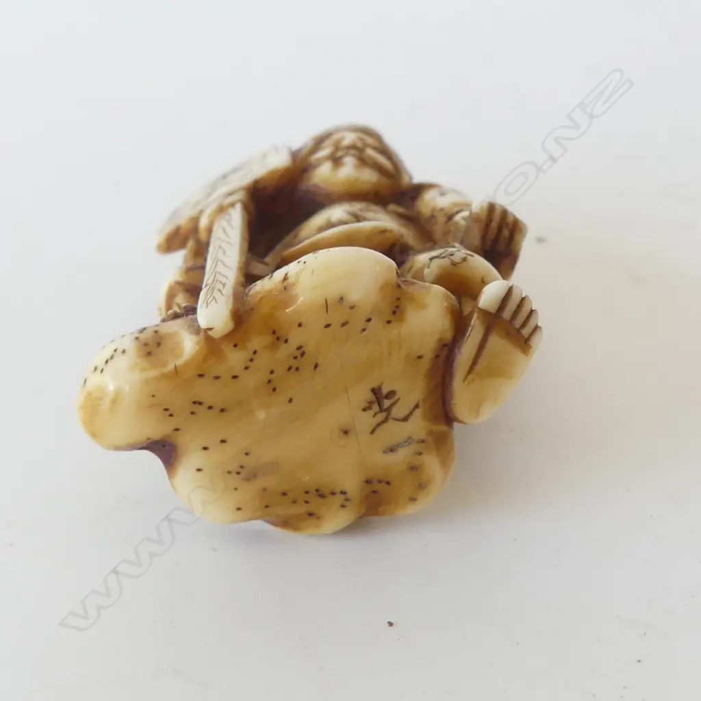 JAPANESE CARVED IVORY NETSUKE Samurai SIGNED H.43mm Image 1++