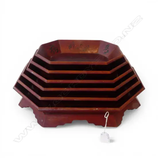 6 GRADUATED ORIENTAL LACQUER TRAYS W.420mm