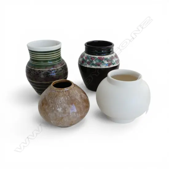 4 VASES INCL. WHITE CROWN LYNN HAND POTTED H.110mm