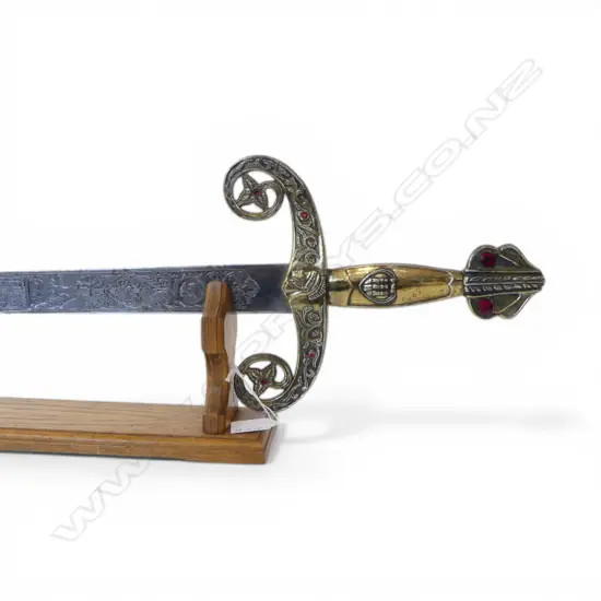 REPLICA SWORD 'ALFONSO X of CASTILE 'THE WISE' associated with the Templar Knight series. L.1030mm on oak stand