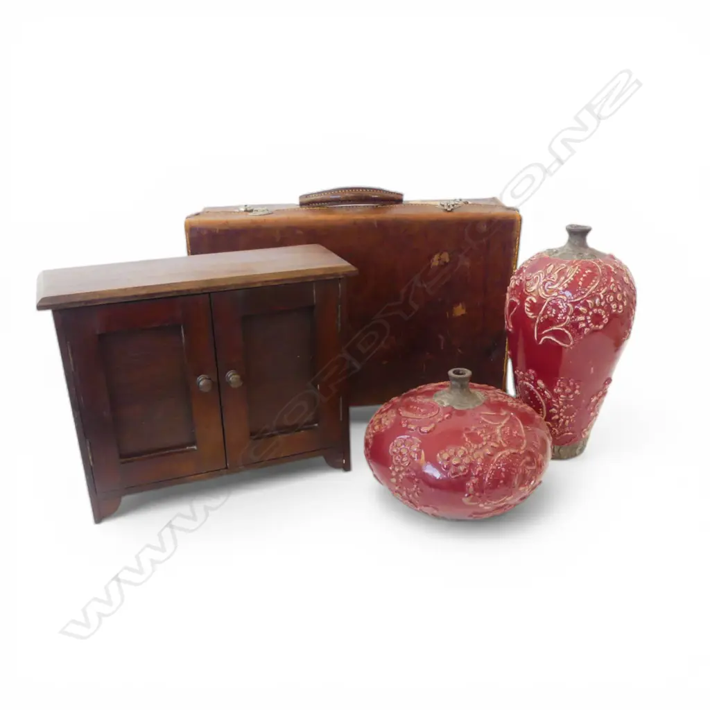2 VASES, WOODEN CABINET W.345mm, LEATHER SUITCASE W.460mm Image 1++