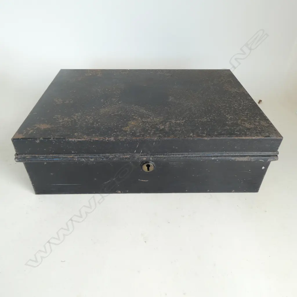TIN CASH BOX WITH COIN COLLECTION & BANK BAGS Image 1++