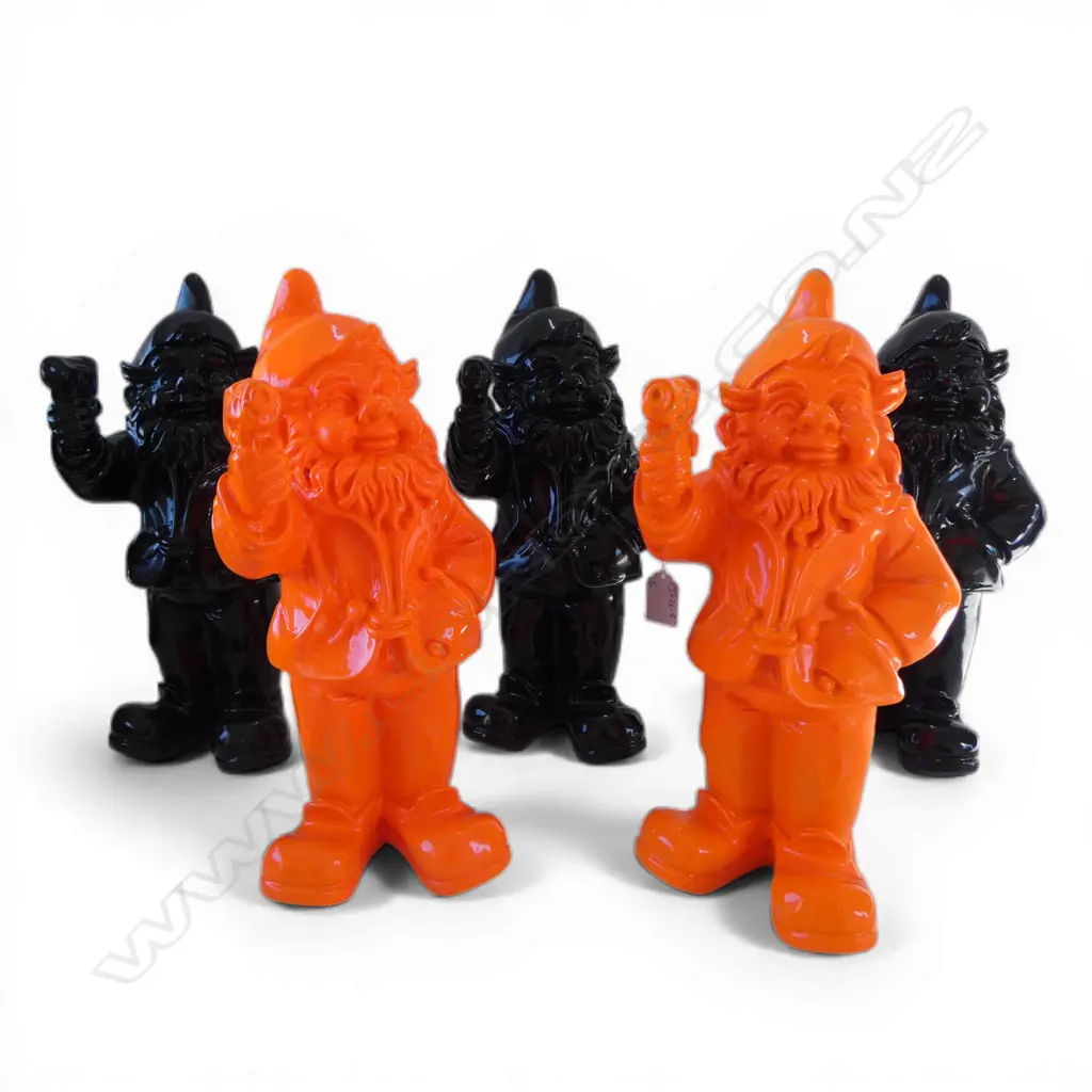 5 RESIN GNOMES HOLDING GUNS H.310mm Image 1++