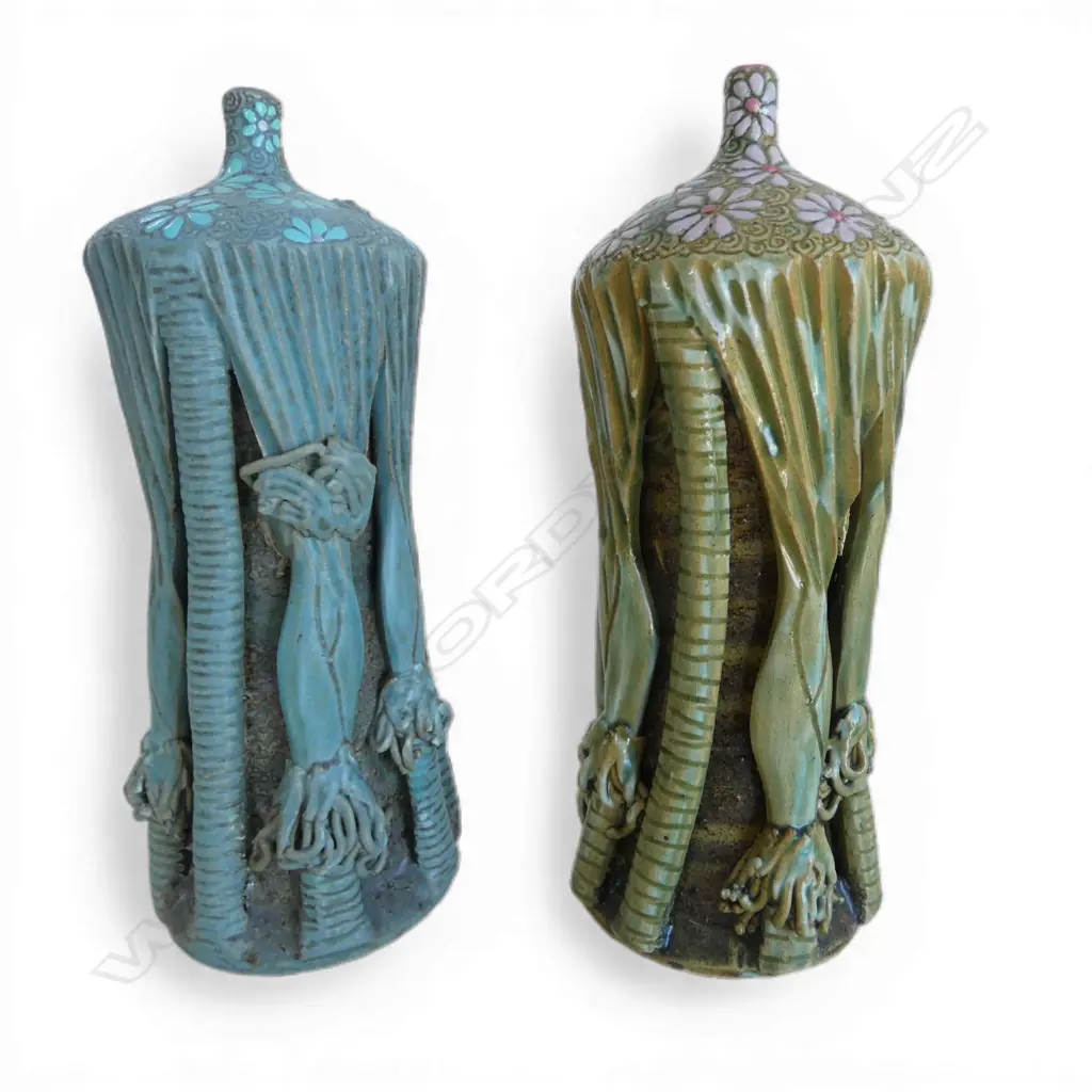 TWO KEUM SUN LEE NIKAU VASES, DAISY TOPS, H.200mm Image 1++