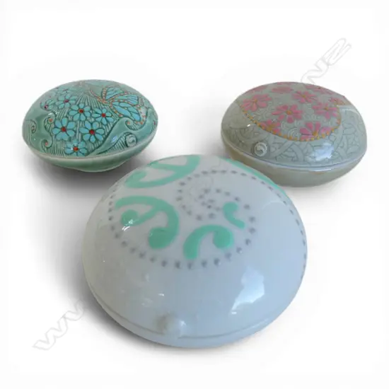 3 KEUM SUN LEE PASTEL TRINKET BOXES, Dia.90mm