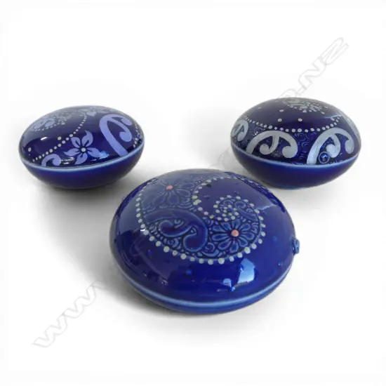 3 KEUM SUN LEE BLUE TRINKET BOXES, Dia.90mm