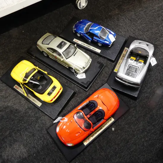 5 MODEL MAISTO CARS FERRARI MUSTANG RENAULT  PORCHE& MERC