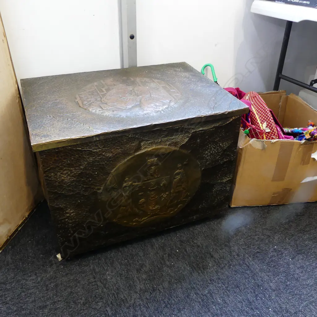 Kiwi to one side and Tiki other. NZ Crest to the front and image of Wahine to the lid. Image 1++