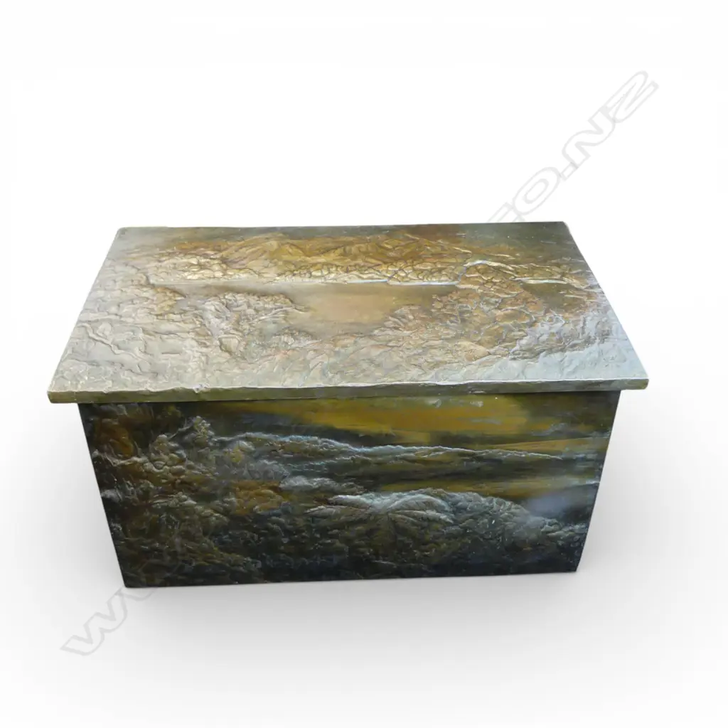 UNUSUAL KIWIANA OLD WOODBOX WITH REPOSSE NZ THEME DECORATION, LANSCAPE SCENES ALL AROUND FERNS ETC . 730X460X460 Image 1++
