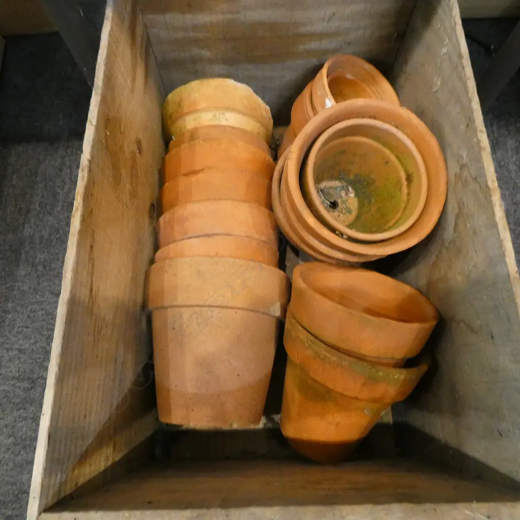 VINTAGE NZ MADE (CRUM?) FLOWER POTS Image 1++