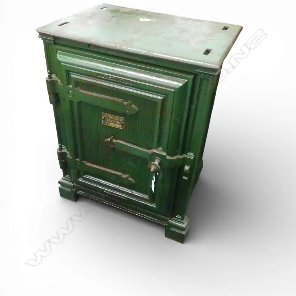 ANTIQUE SAFE; AUCKLAND GAS Co. Ltd. 500x370x635mm NO LOCK Image 1++