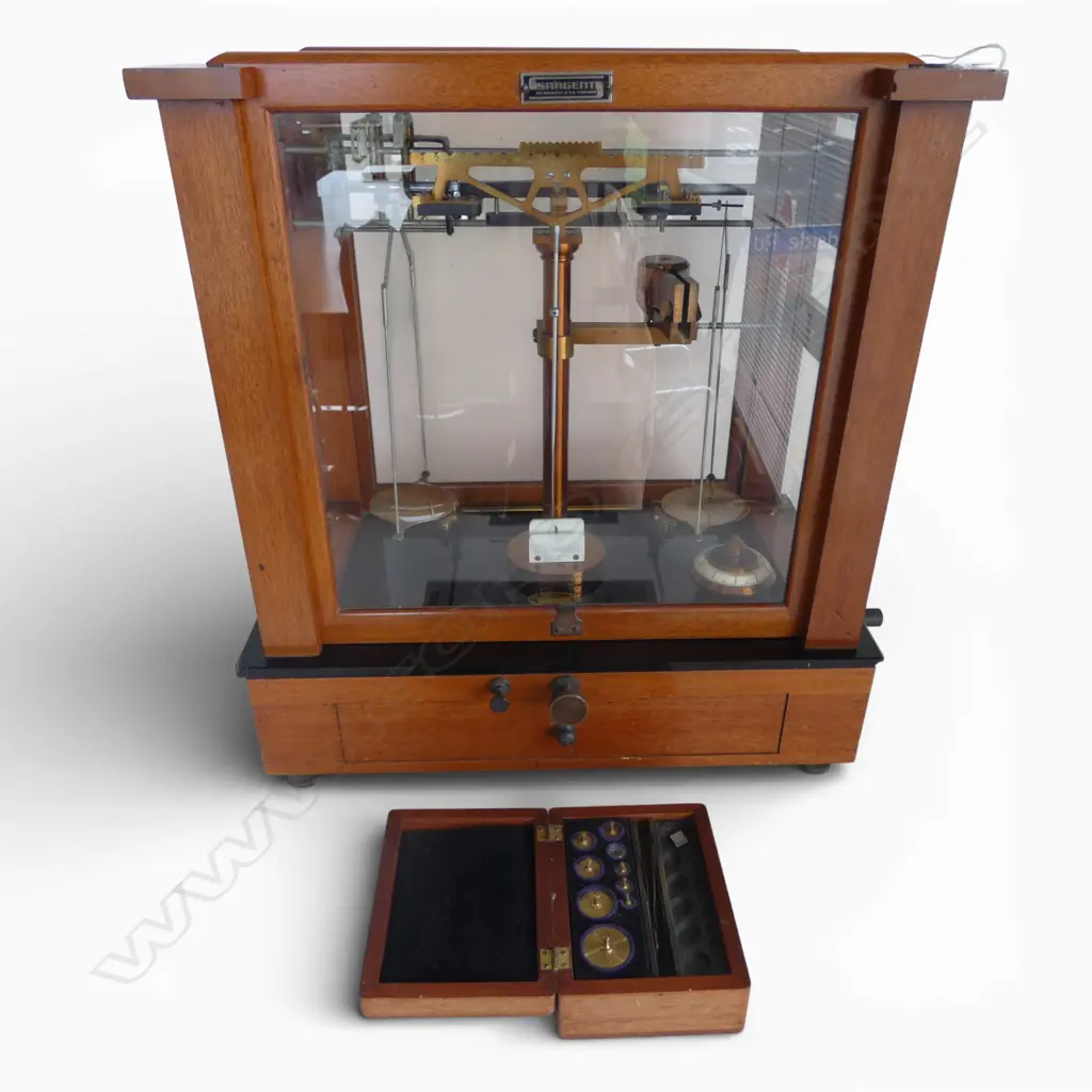 CASED BALANCE SCALES; SEEDERER-KOHLBUSCH USA IN MAHOGANY DISPLAY CASE BY SARGENT 430x250x470mm + BOX OF WEIGHTS Image 1++