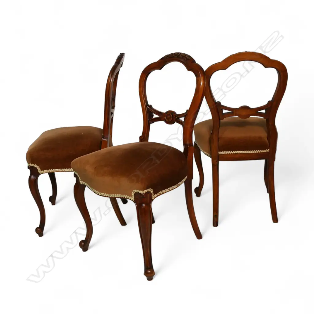 A set of six Victorian walnut carved balloon back dining chairs, Image 1++