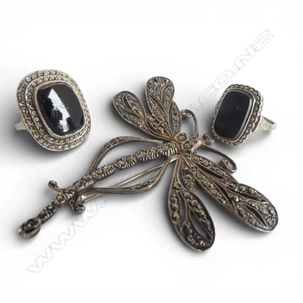 2 S/SILVER ONYX & MARQUISTE RINGS & S/SILVER MAQUISITE DRAGONFLY BROOCH 21GMS Image 1++