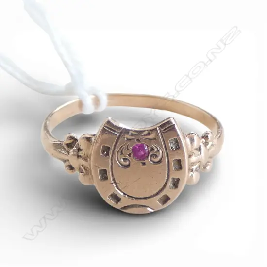 9ct RED STONE SET SIGNET RING, 1.43gm SIZEL