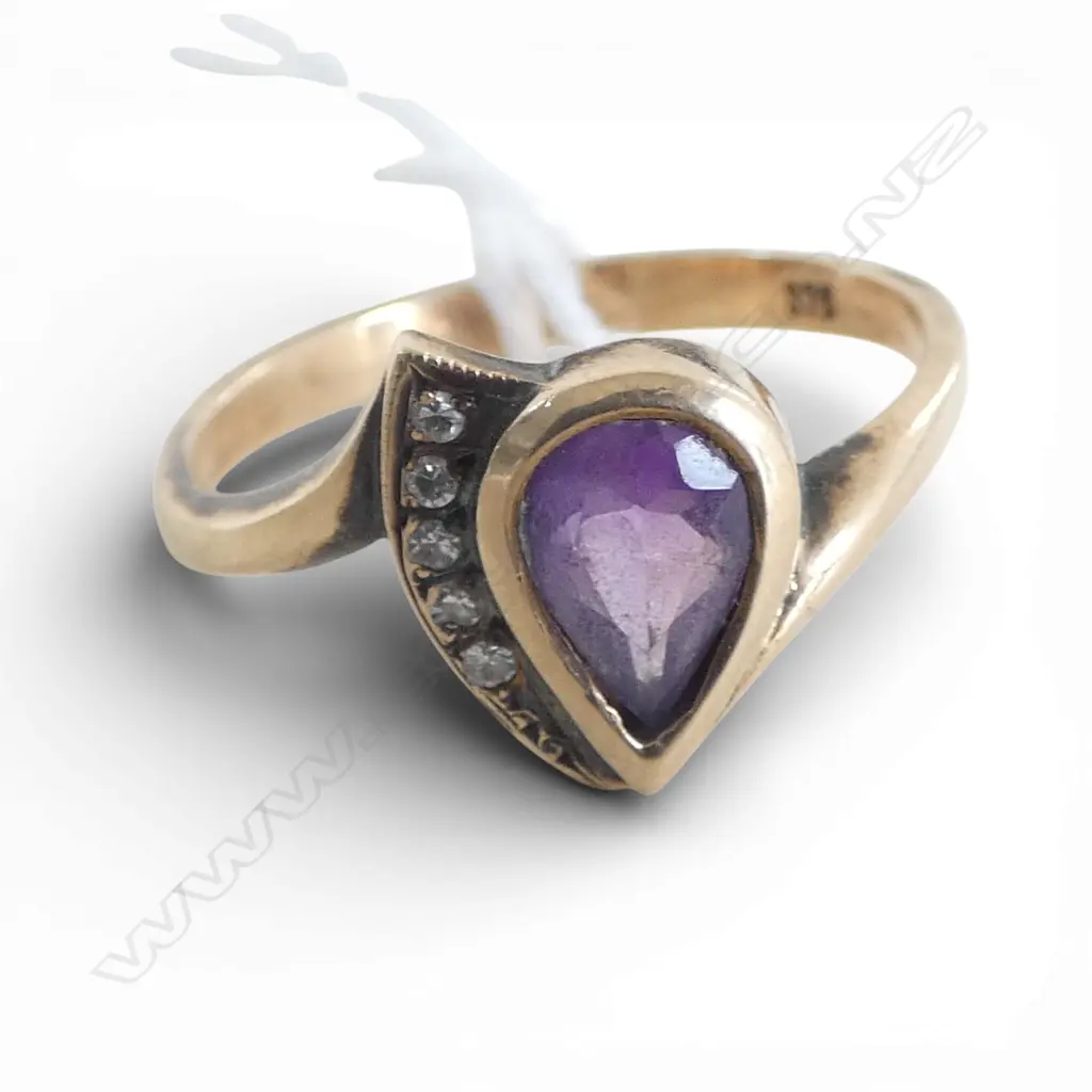 9ct GOLD, AMETHYST & 5 STONE DIAMOND RING, 2.48gms SIZE P Image 1++