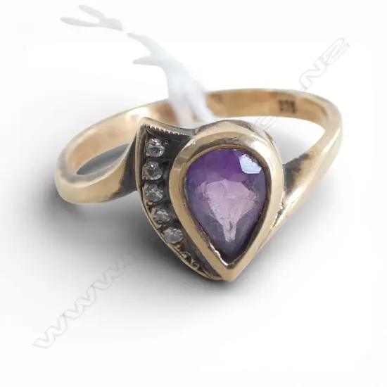 9ct GOLD, AMETHYST & 5 STONE DIAMOND RING, 2.48gms SIZE P