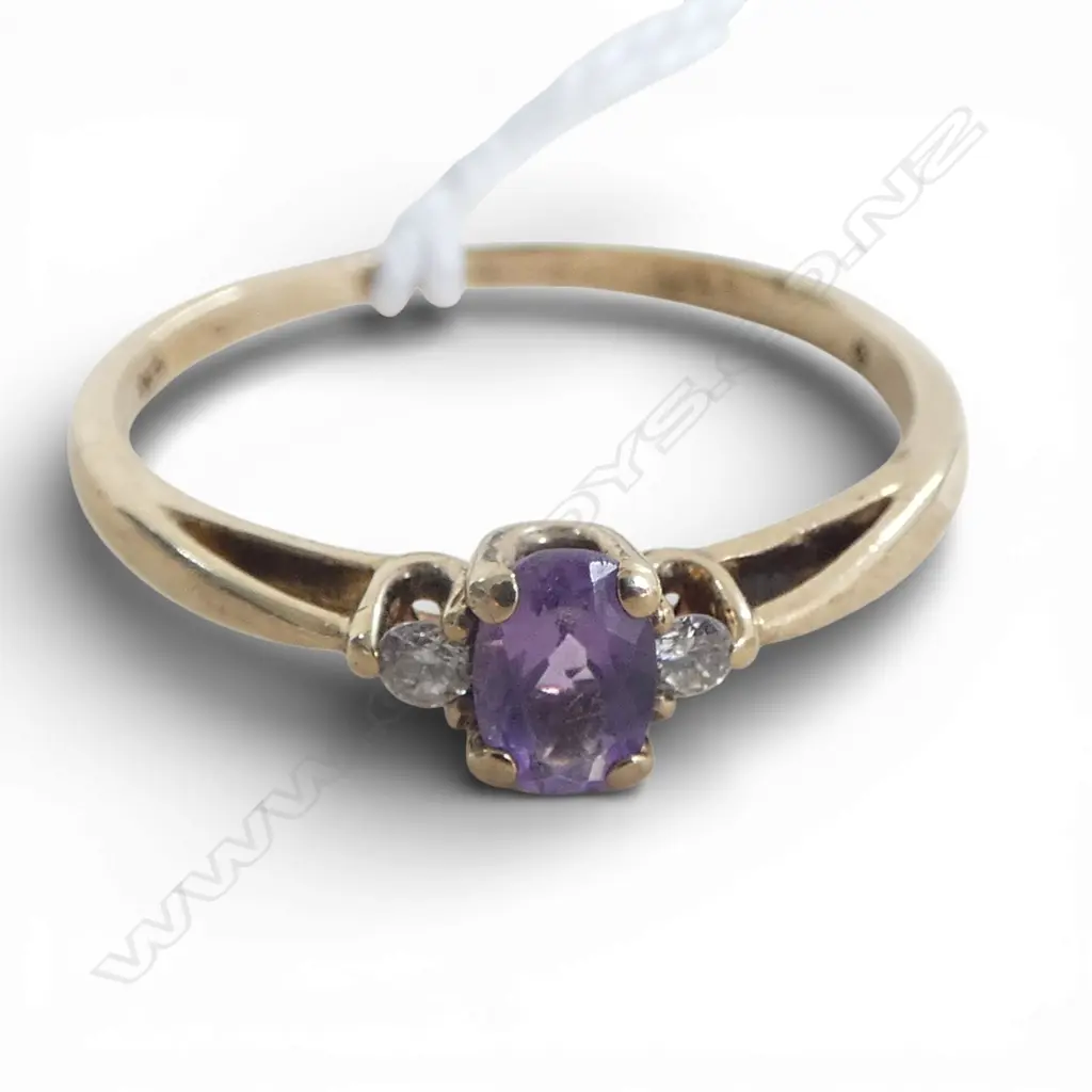 9ct GOLD, AMETHYST & DIAMOND RING 1.89gms SIZE V Image 1++