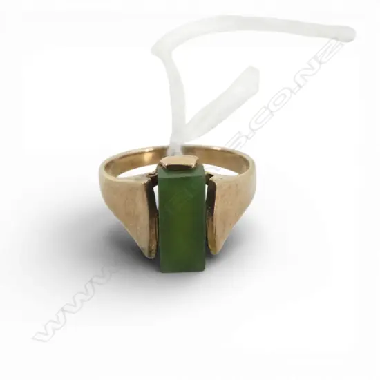 9CT GREENSTONE RING, 3.3gms SIZE K