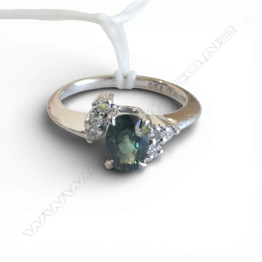 18CT WG GREEN SAPPHIRE & DIAMOND DRESS RING w. VALUATION SIZE I Image 1++