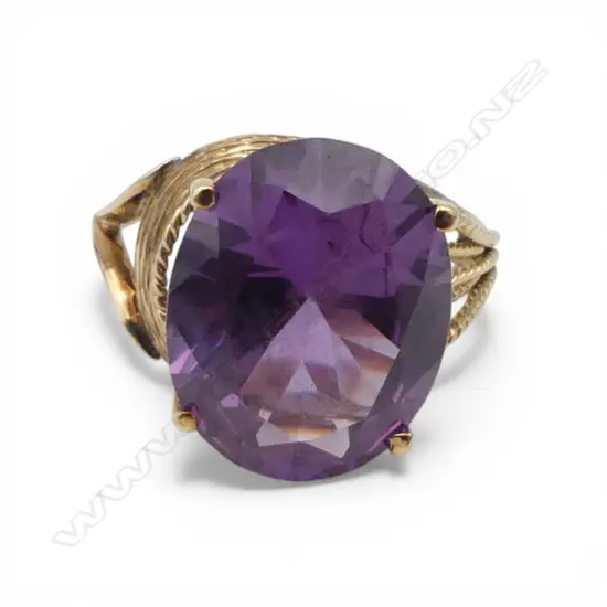 10CT GOLD & SYNTHETIC COLOUR CHANGE SAPPHIRE DRESS RING 5.91gms SIZE P