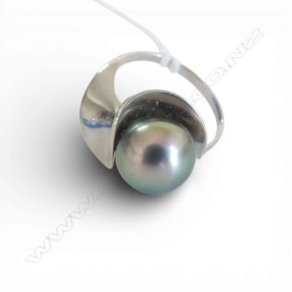 18ct WG PEARL RING, 4.4gms SIZE M1/2 Image 1++