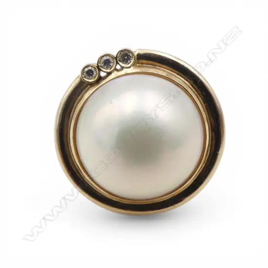 18CT GOLD MABE PEARL AND DIAMOND RING 6.91gms SIZE O