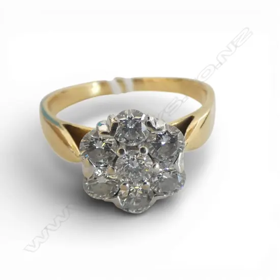 18ct GOLD seven DIAMOND CLUSTER RING 3.9gms Size N