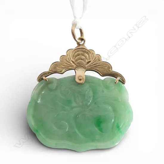 VINTAGE VIBRANT GREEN JADE PENDANT with 9ct GOLD MOUNT top. Scrolling leaf & peach carved