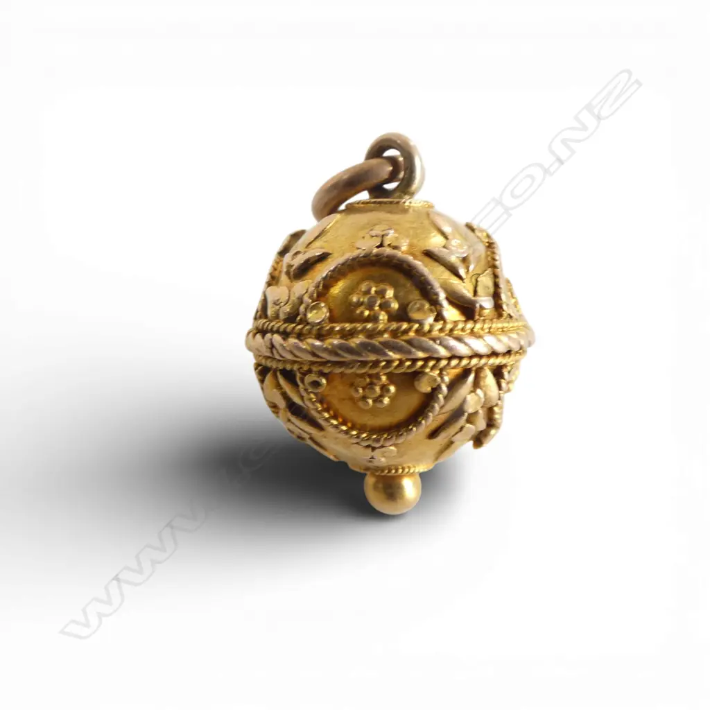 18ct GOLD BALL FOB filigree detail tested. 3.69gms Image 1++