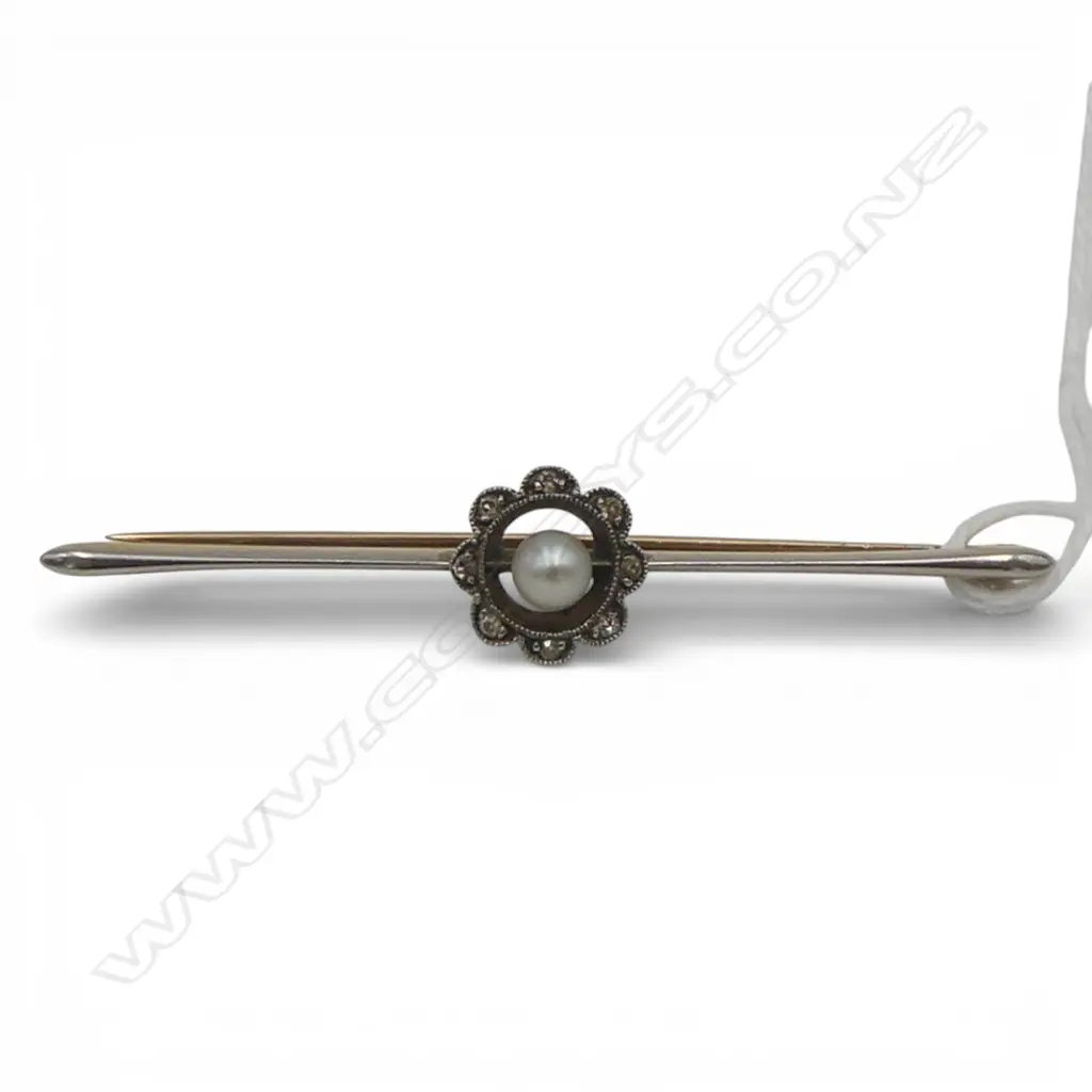 9CT GOLD PEARL AND DIAMOND BAR BROOCH 3.61gms Image 1++