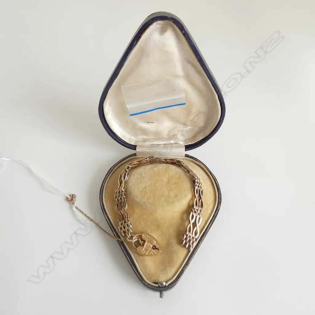 9ct BOXED GATE LINK BRACELET w heart padlock clasp, 8.80gm, needs small repair Image 1++