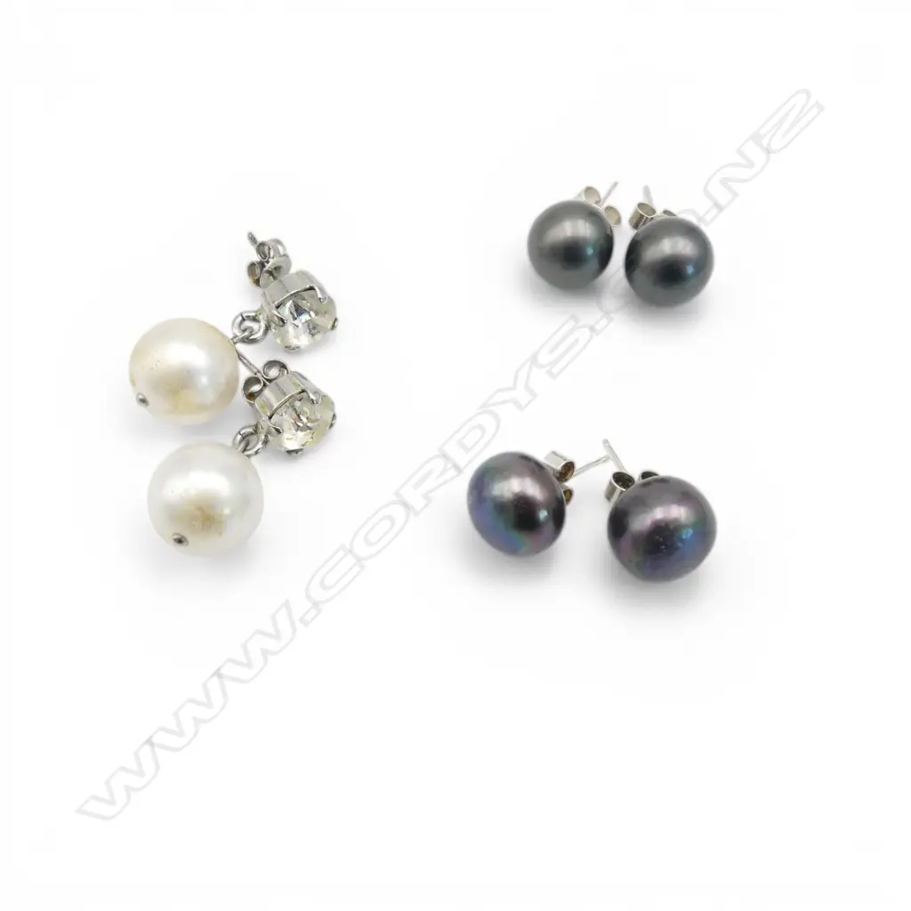 2 PAIRS BLACK PEARL STUD EARRINGS AND PAIR COSTUME EARRINGS Image 1++
