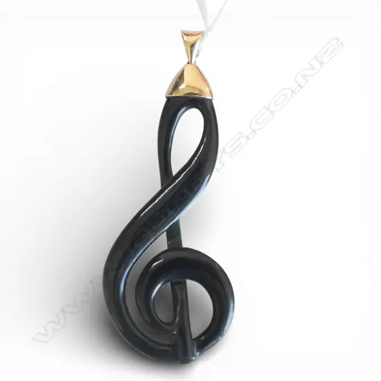 9CT TREBLE CLEF DARK POUNAMU PENDANT L.75mm