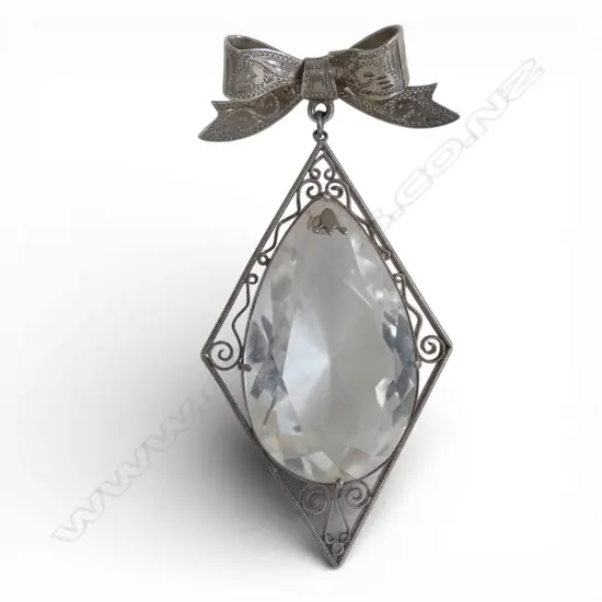 STG BOW BROOCH WITH CUT GLASS PENDANT SET IN FILIGREE SURROUND, (H) 73mm 