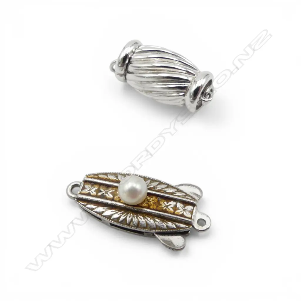 14CT WHITE GOLD CLASP 3.51gms AND SILVER MIKIMOTO PEARL CLASP  Image 1++