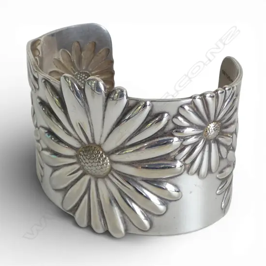 TIFFANY & CO. SILVER DAISY CUFF BRACELET, 75.09gm 2003