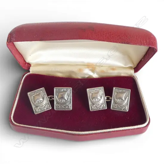 PAIR OF BOXED SILVER CUFF LINKS 