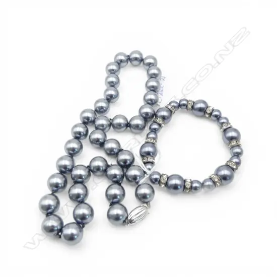 NECKLACE OF COSTUME GREY PEARLS SILVER CLASP TOGETHER WITH A BRACELET