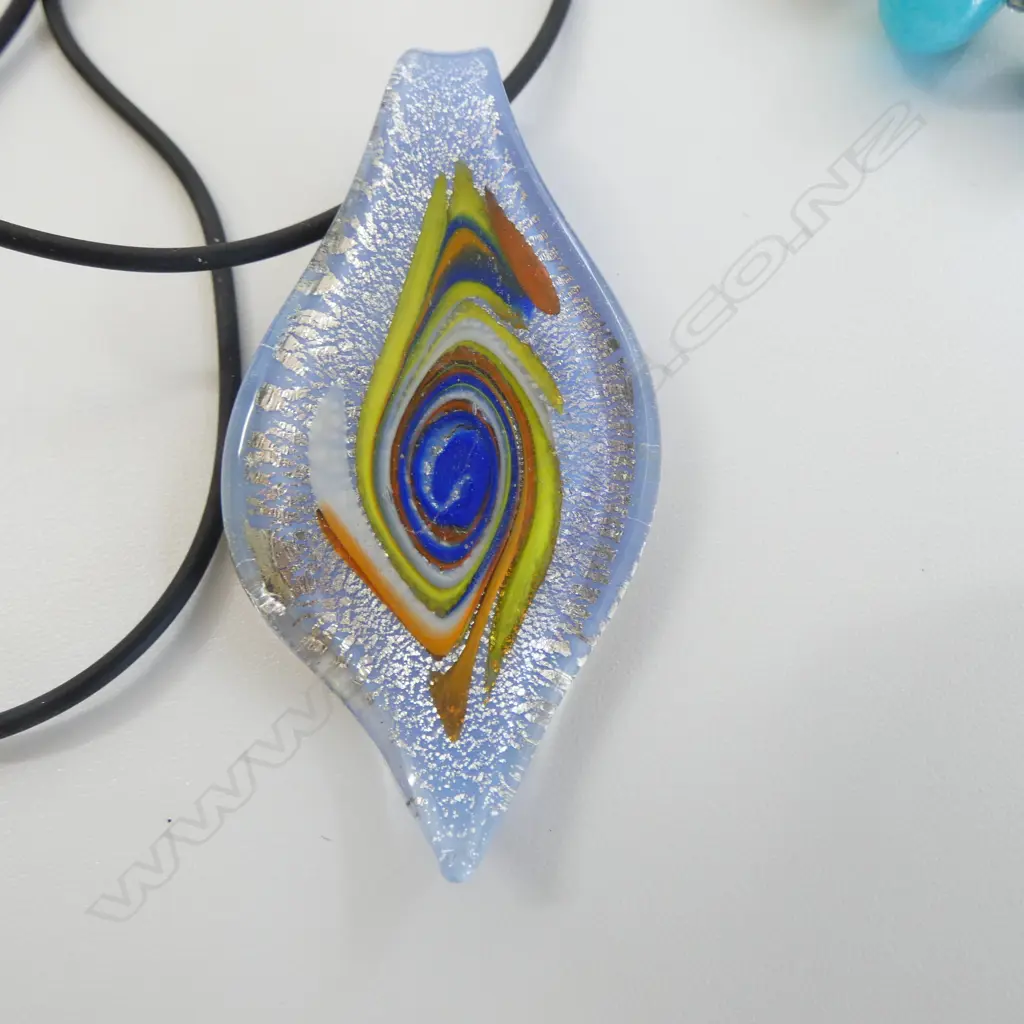 4 PCES MURANO JEWELLERY; 3 NECKLACES + A PENDANT Image 1++