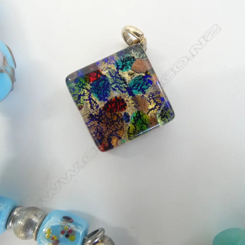 4 PCES MURANO JEWELLERY; 3 NECKLACES + A PENDANT Image 1++