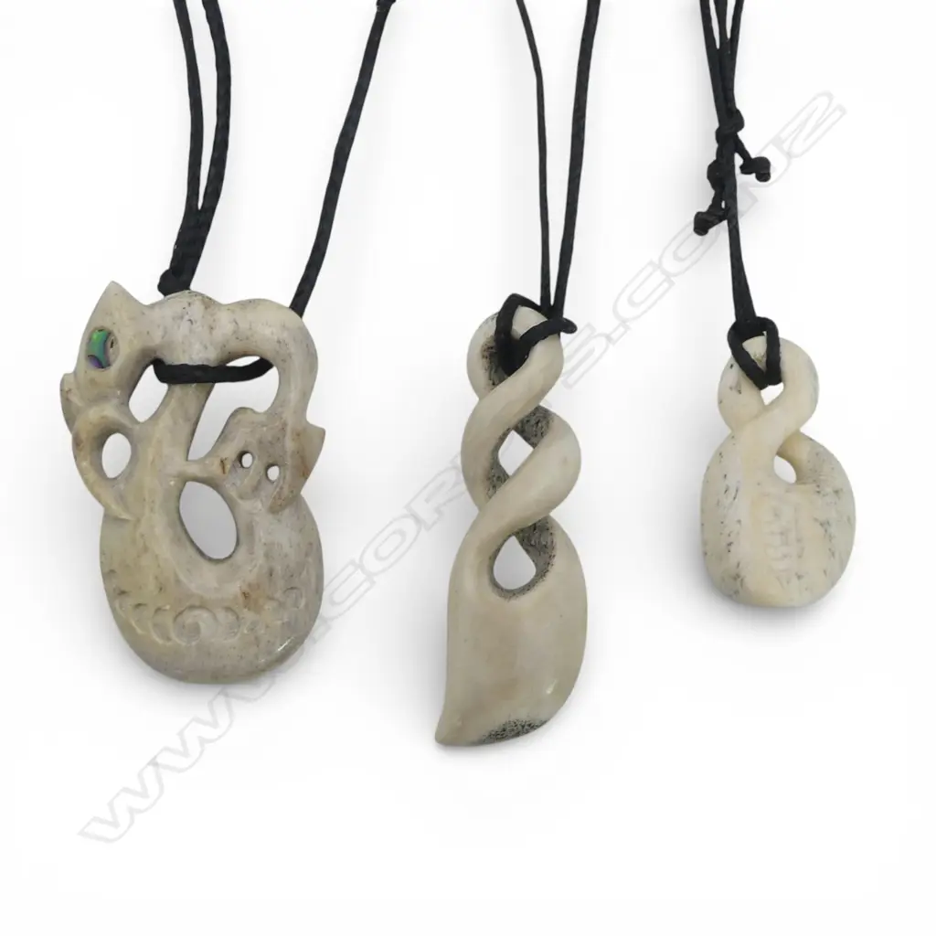 3 MAORI CARVED WHALEBONE PENDANTS: MANAIA L.140mm + 2 of scrolling form Image 1++