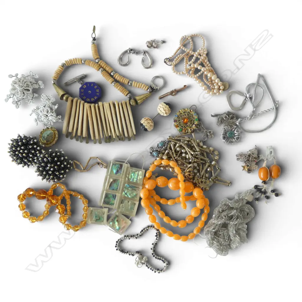 BAG of VINTAGE JEWELLERY amber style beads + necklaces etc Image 1++