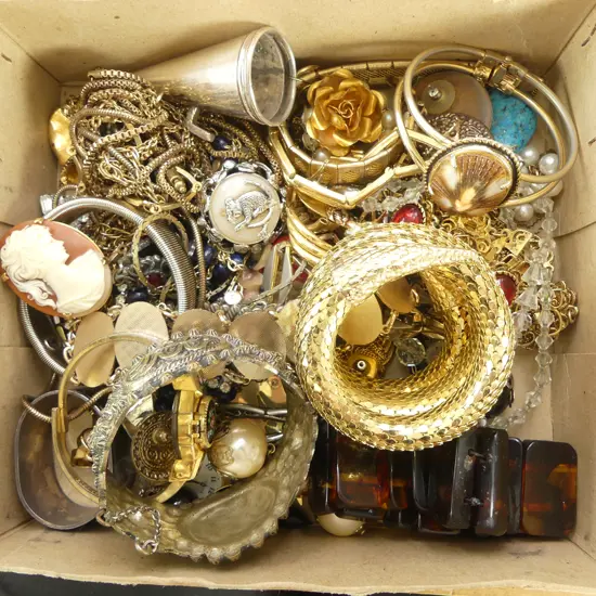 BOX OF VINTAGE COSTUME JEWLERY