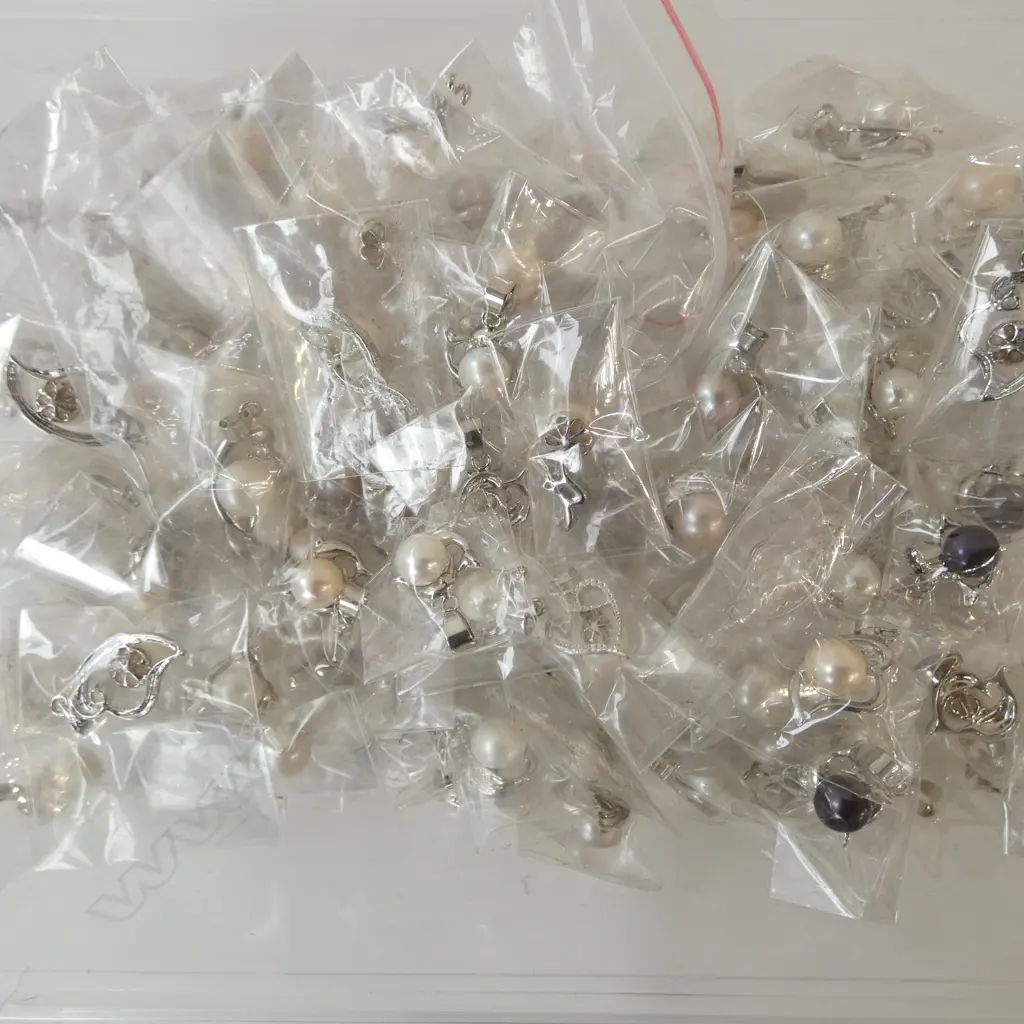 LRG QTY PLATED PEARL PENDANTS, NEW OLD STOCK Image 1++