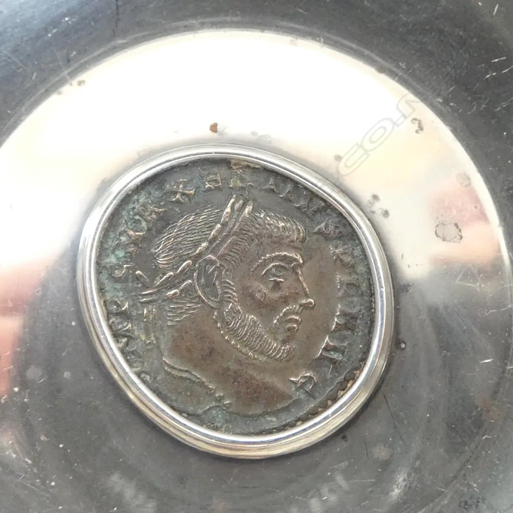 BULGARI 950 SILVER DISH INSET WITH ANCIENT COIN, TOGETHER WITH SMALL SILVER DISH WITH STAR ENGRAVING Image 1++