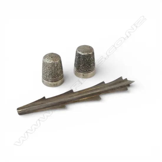 SILVER? LANCEWOOD DESIGNER BROOCH + 2 DORCAS THIMBLES